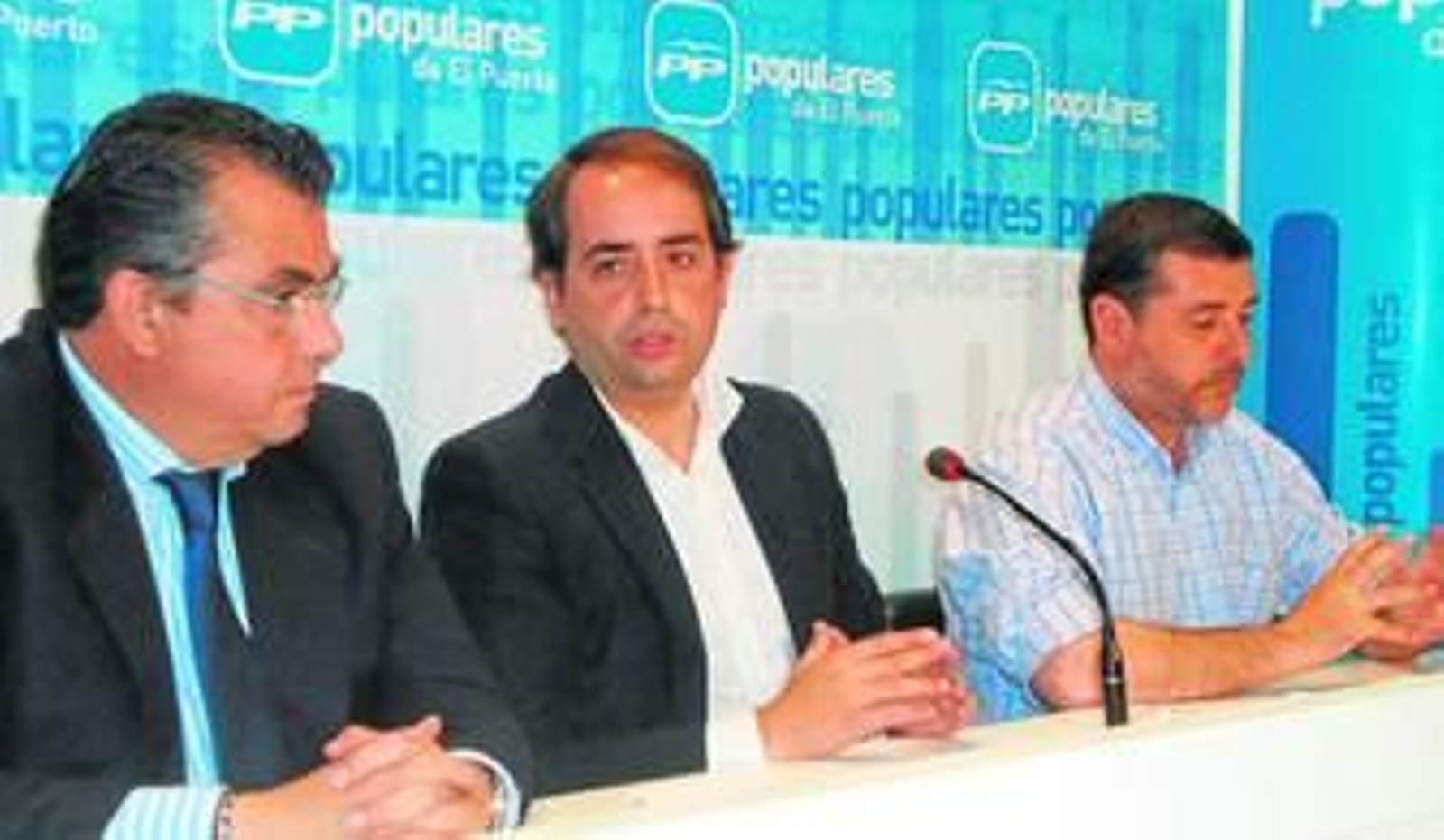 Enrique Moresco, Antonio Saldaña y Alfonso Candón, ayer en la sede local del Partido Popular, en la calle Palacios.
