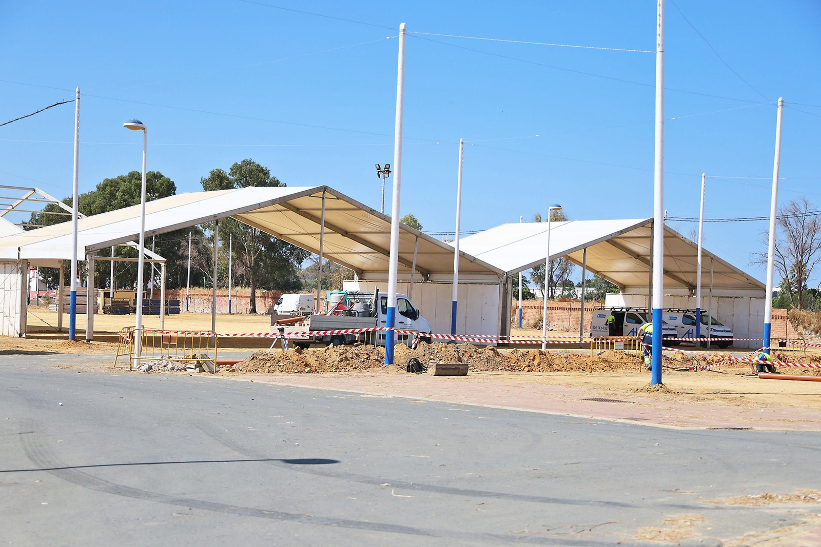 Imágenes del montaje de la portada de las Fiestas Colombinas de Huelva