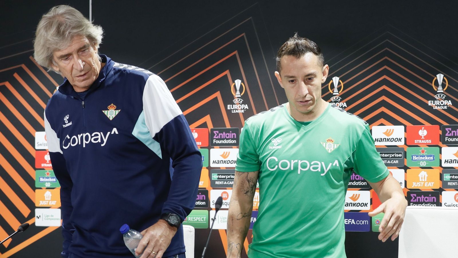 Manuel Pellegrini y Andrés Guardado, en una comparecencia conjunta.