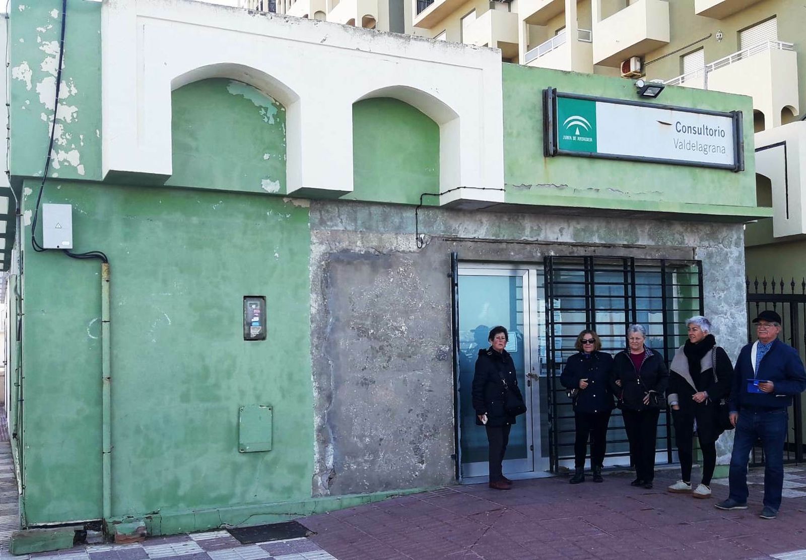 La directiva de la Flave junto a vecinos de Valdelagrana han comprobado el deterioro que presenta el edificio.