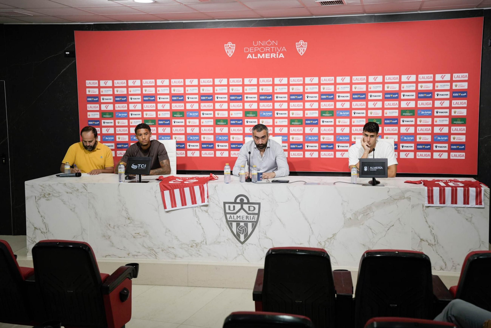 Las imágenes de la presentación de Marcos Luna y a Chirino UDA en Almería