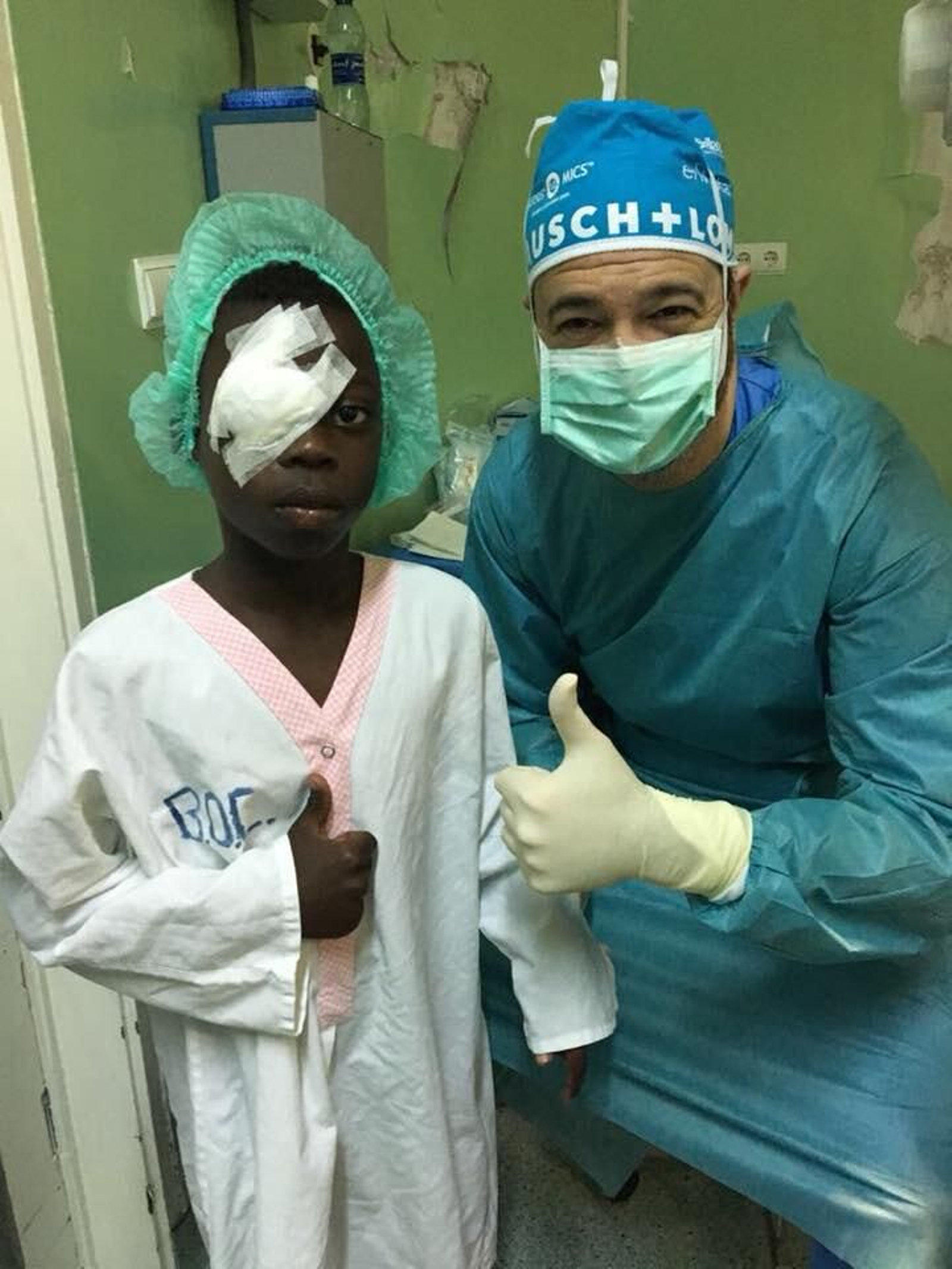 Joaquín Fernández con un niño en Cabo Verde.