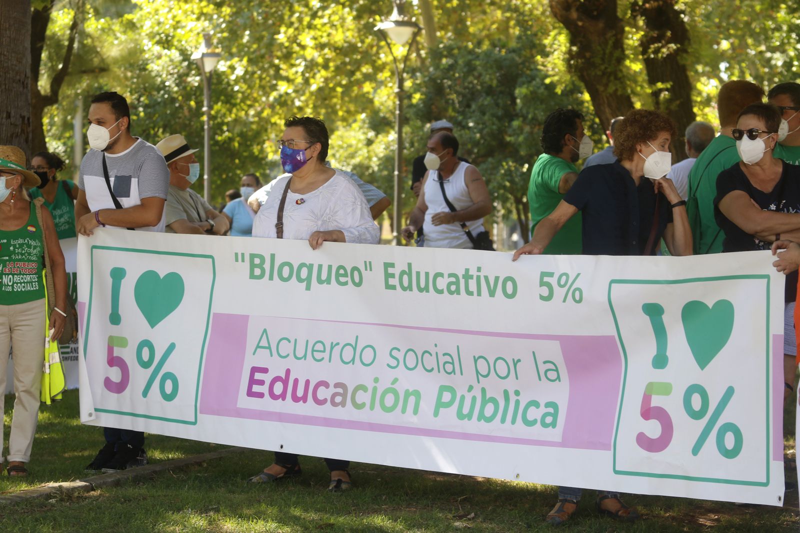 La caravana por una vuelta al cole segura en Córdoba, en fotos