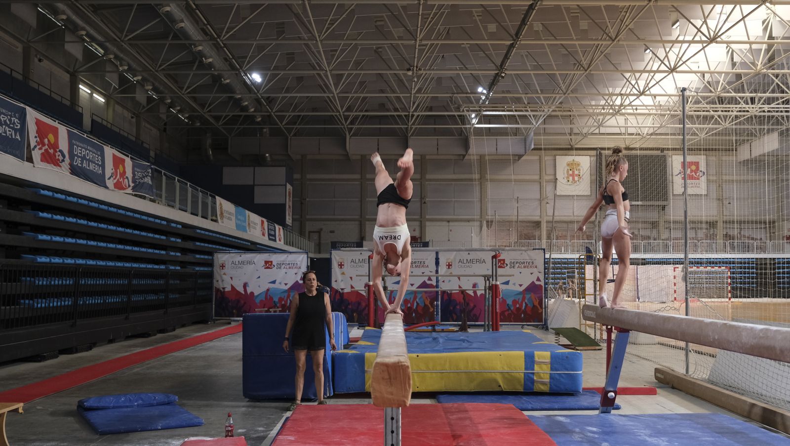 Imágenes de los entrenamientos de los gimnastas almerienses