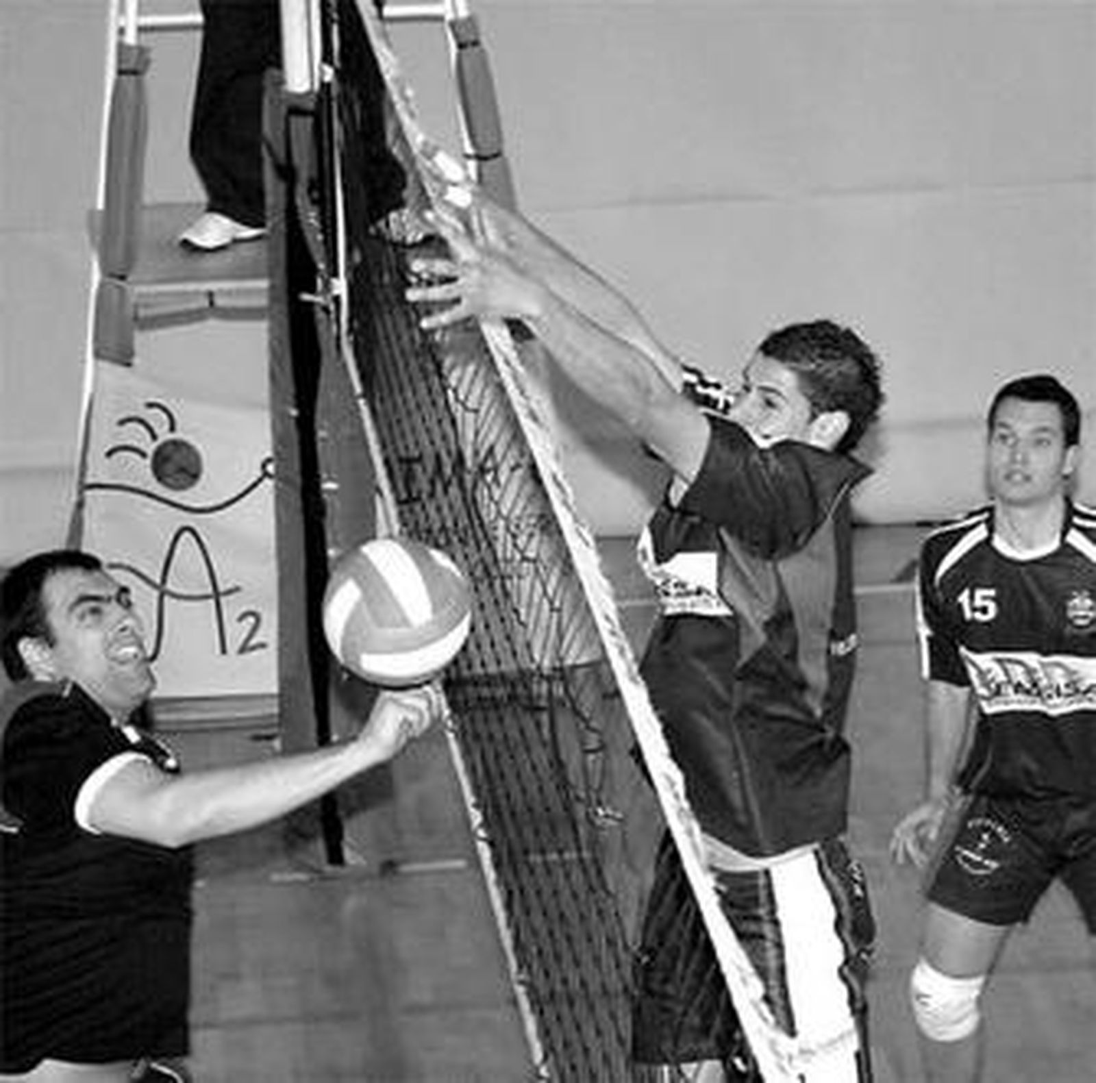 Alberto, en bloqueo, intenta parar a un jugador contrario.