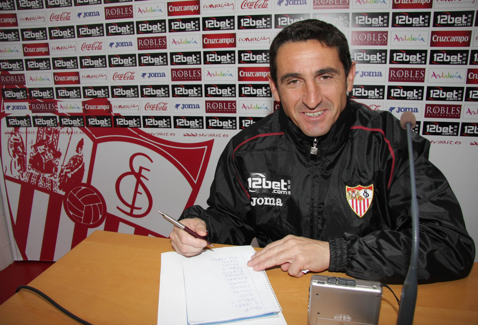 Manolo Jiménez en su etapa como entrenador del Sevilla F.C