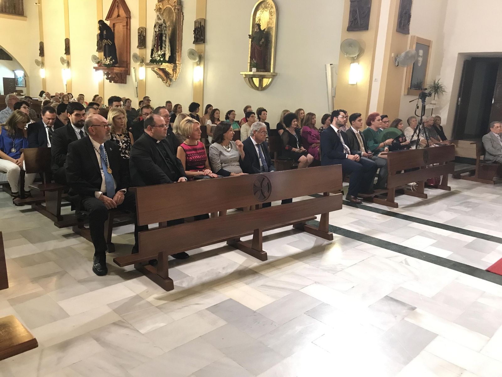 Cientos de familiares, amigos y roqueteros acudieron al evento.