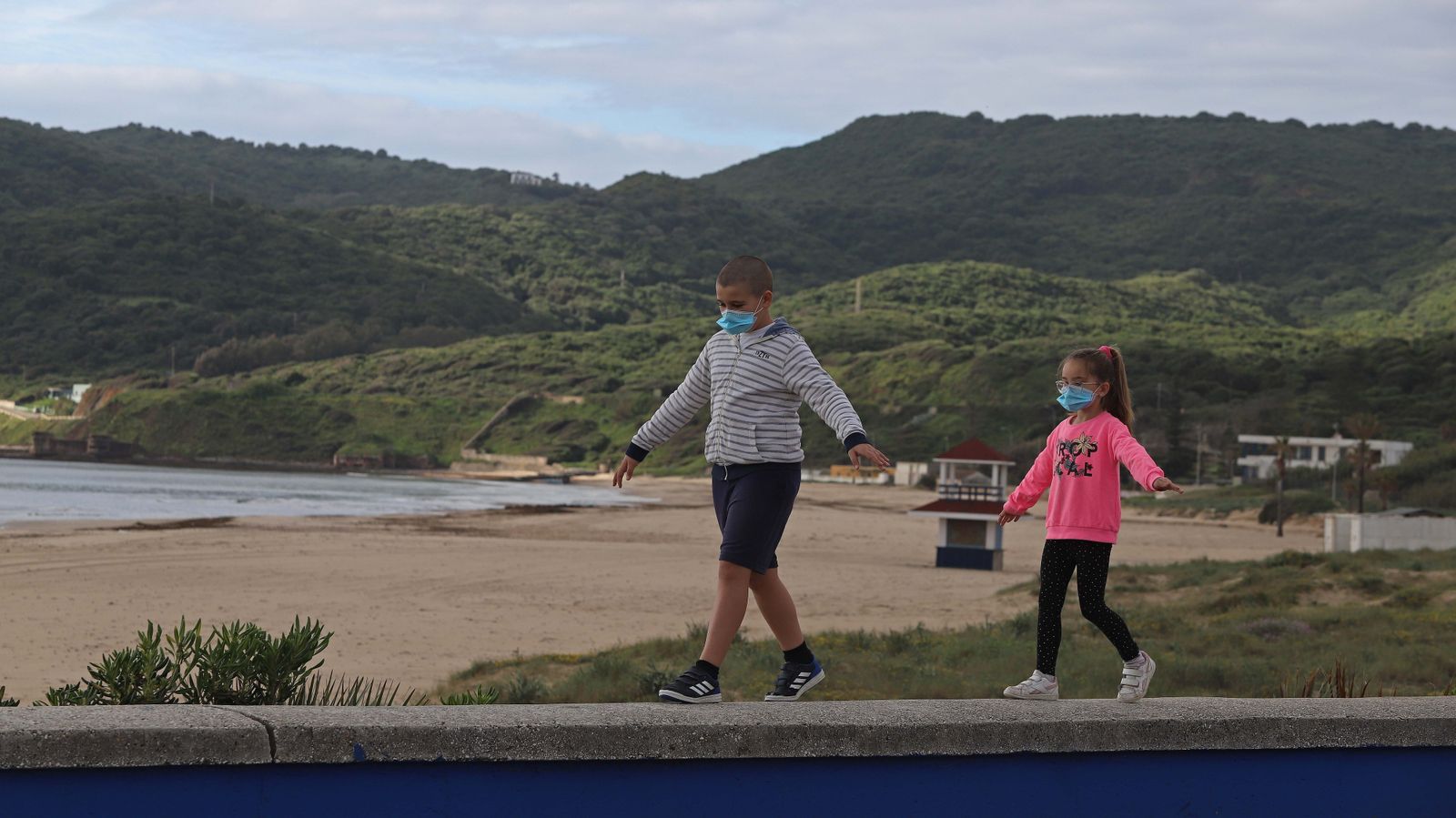 Dos niños disfrutando de su primer paseo en confinamiento en la playa de Getares