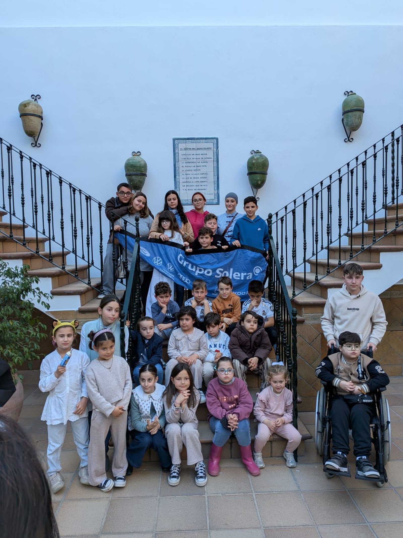 La peña Sevillistas en Xerez regala ilusión en El Rocío a niños del Hospital de Jerez