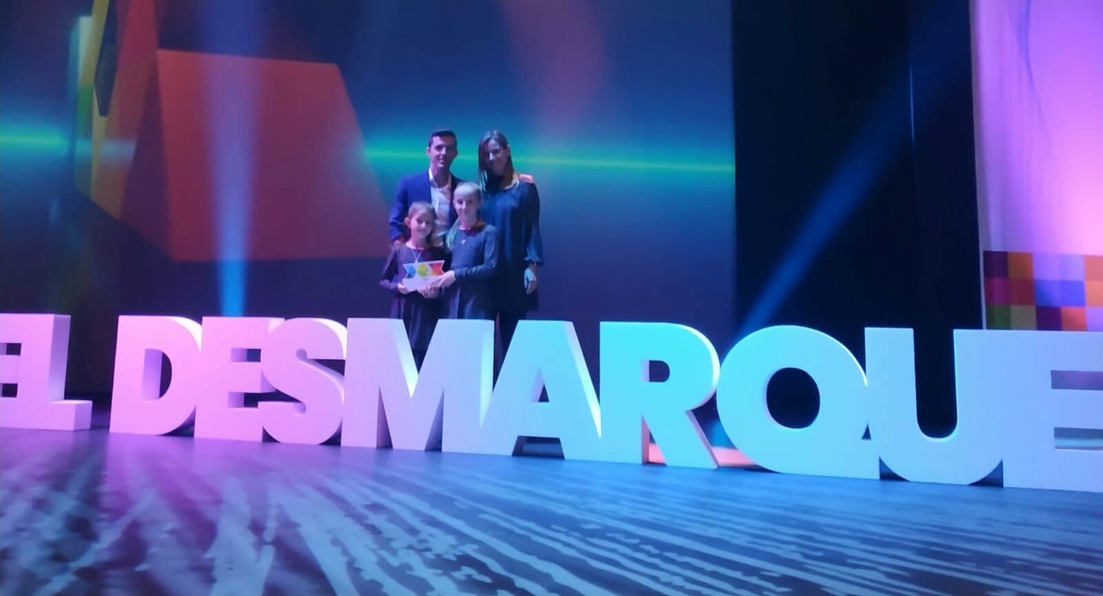 José Manuel Ruiz, junto a su familia tras recibir el premio