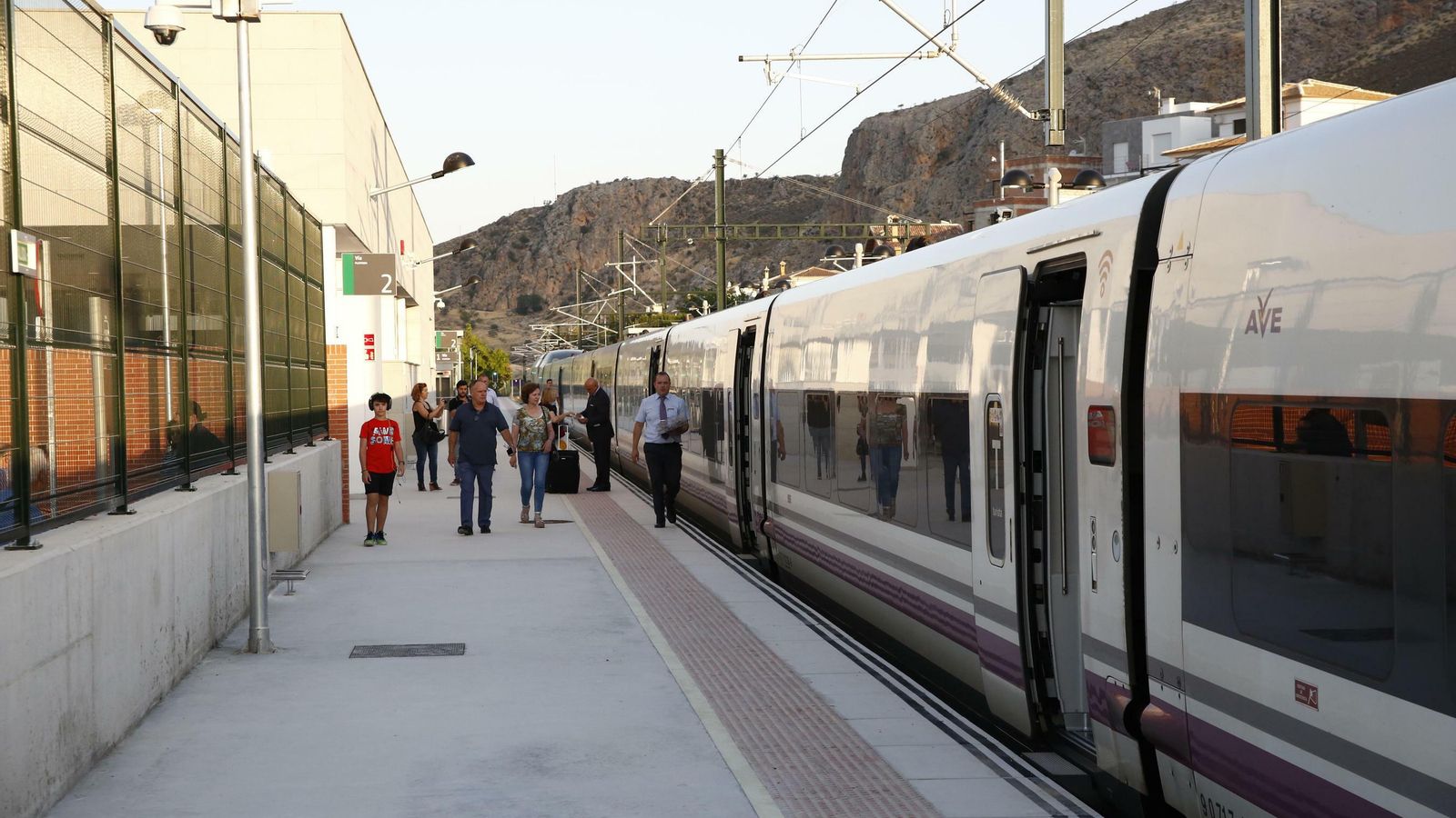 Un AVE en la Estación de Loja