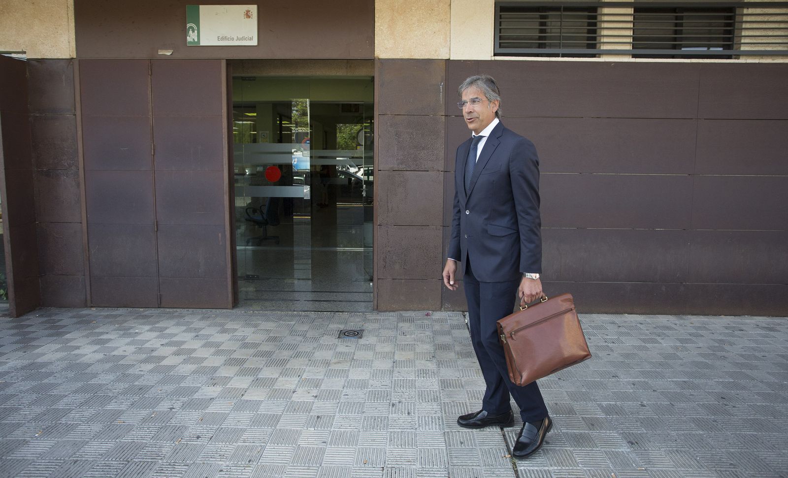 El abogado Javier Jaenes, a su llegada a los juzgados de Dos Hermanas.