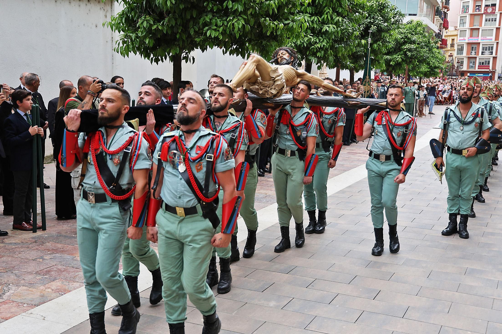 Las mejores imágenes del Sábado de Pasión en Huelva: La Legión con el Cristo de la Vera+Cruz