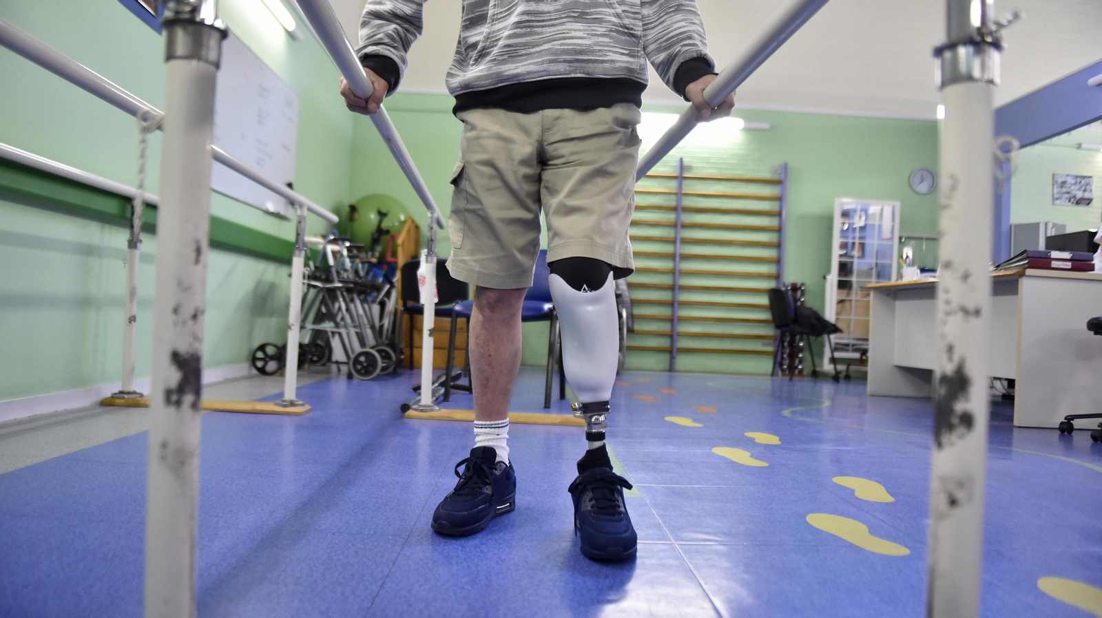 Un paciente se recupera en la Unidad de Rehabilitación del Hospital Virgen del Rocío.
