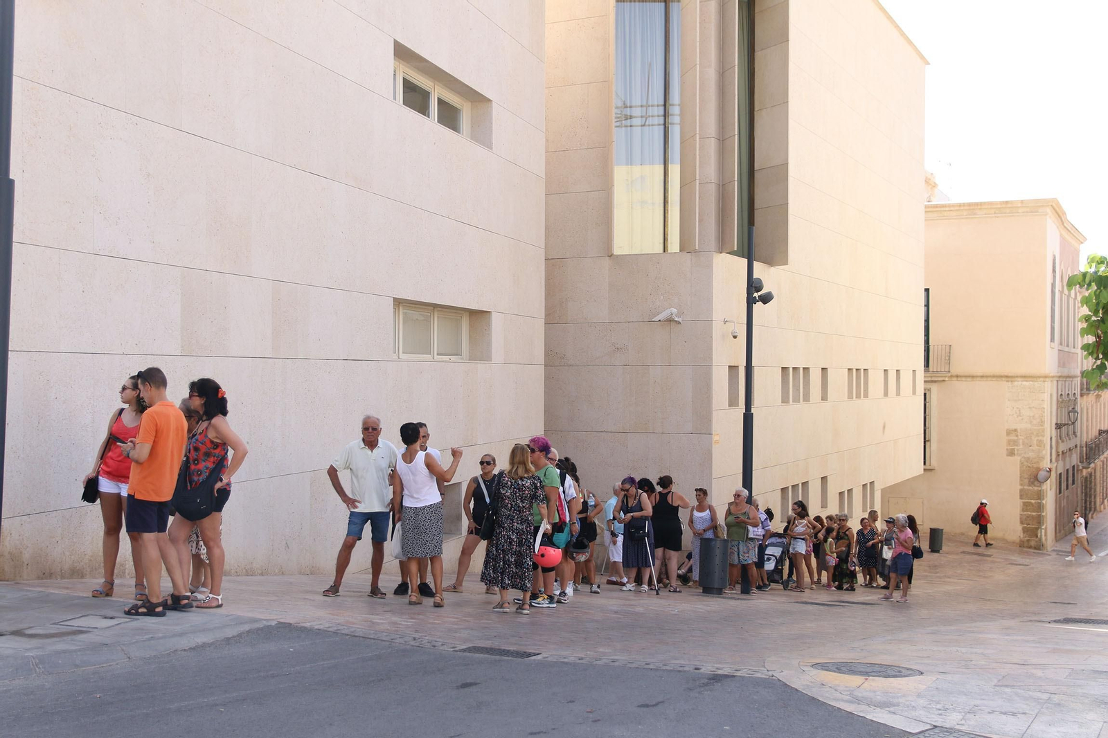 El reparto de abanicos de la Feria de Almería