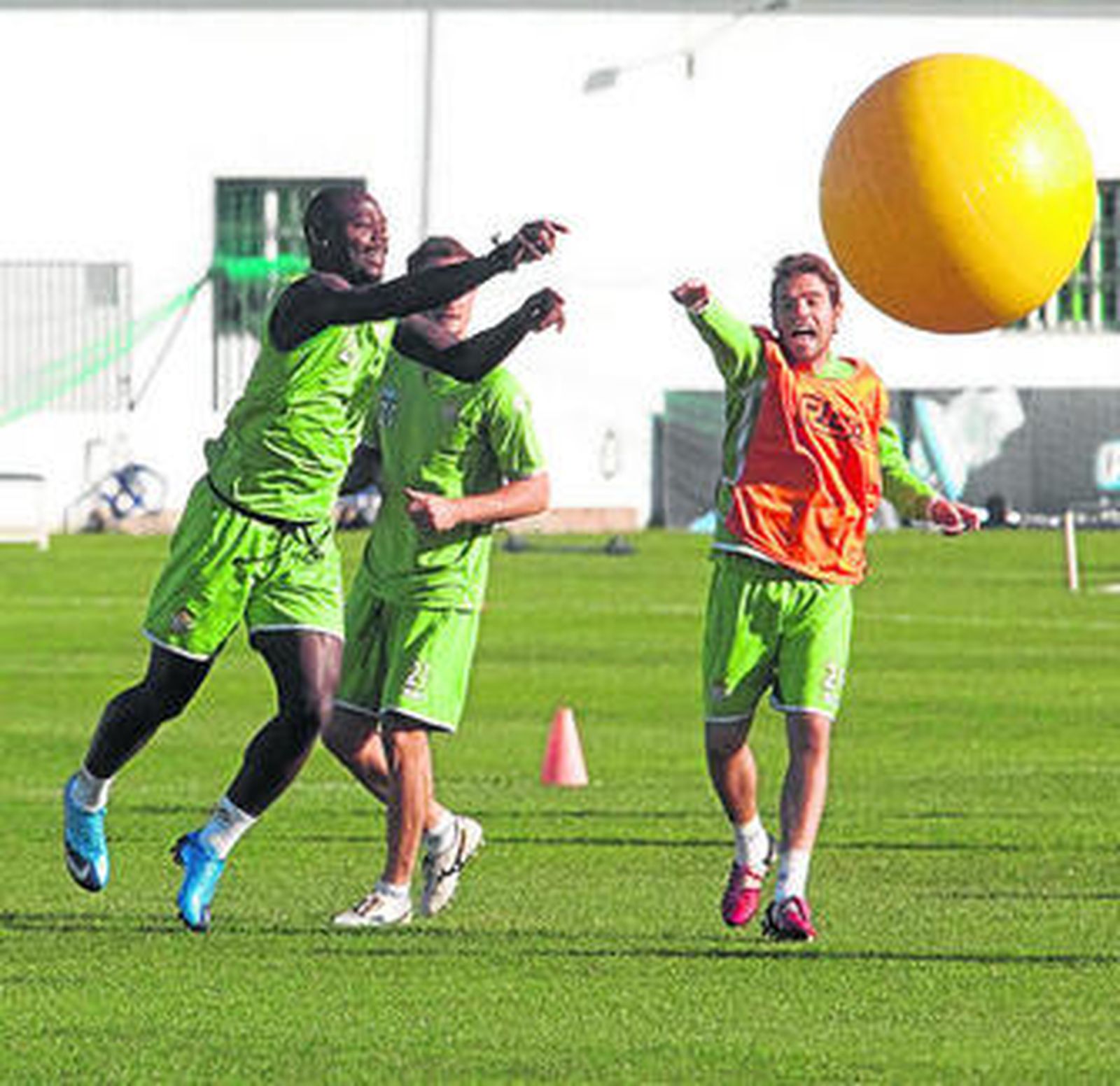 Emana, Carlos García y Rodri trabajan en la ciudad deportiva con un balón medicinal.