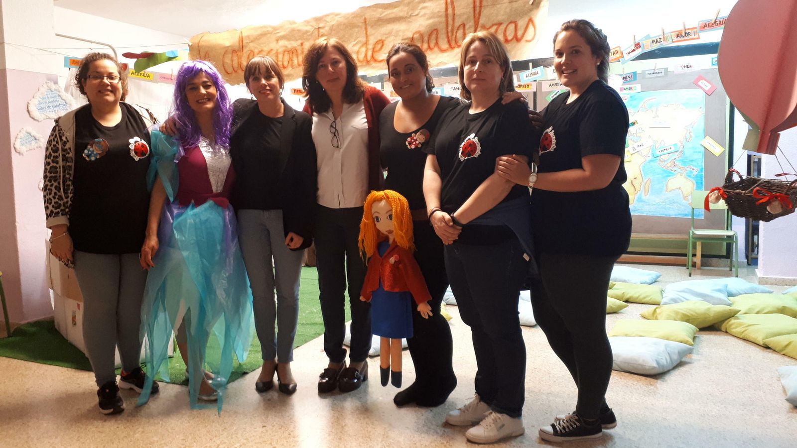 Visita de la delegada Laura Álvarez al CEIP Sagrada Familia durante una de las actividades del centro por la Semana del Libro.