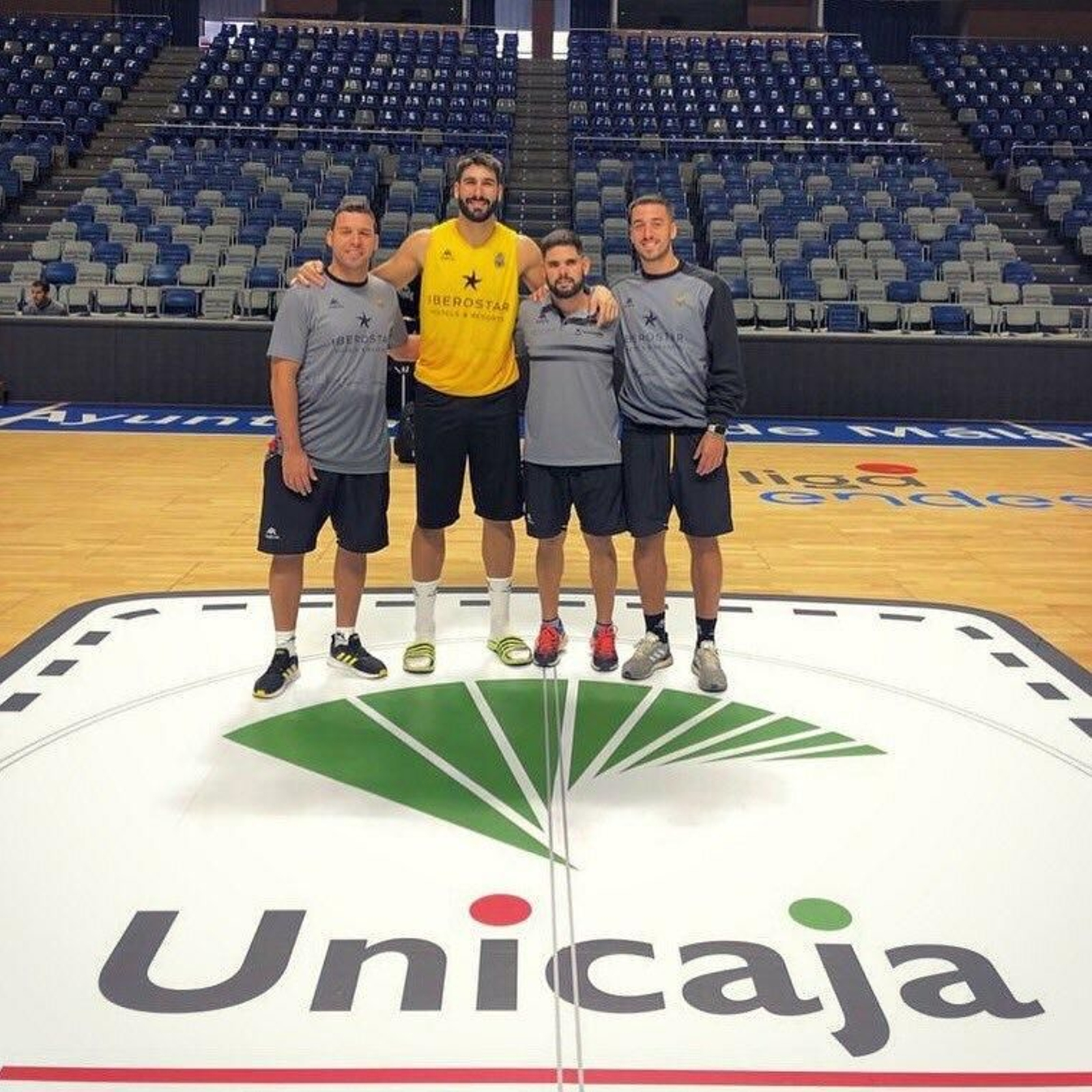 Dani Díez posa en la pista central del Carpena.