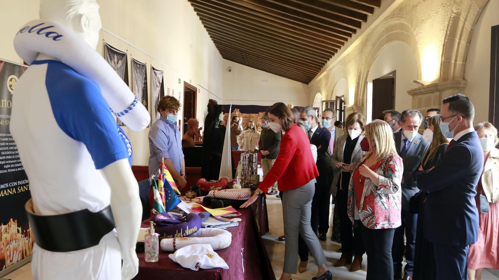 La ministra Reyes Maroto visitando la exposición cofrade en Jerez
