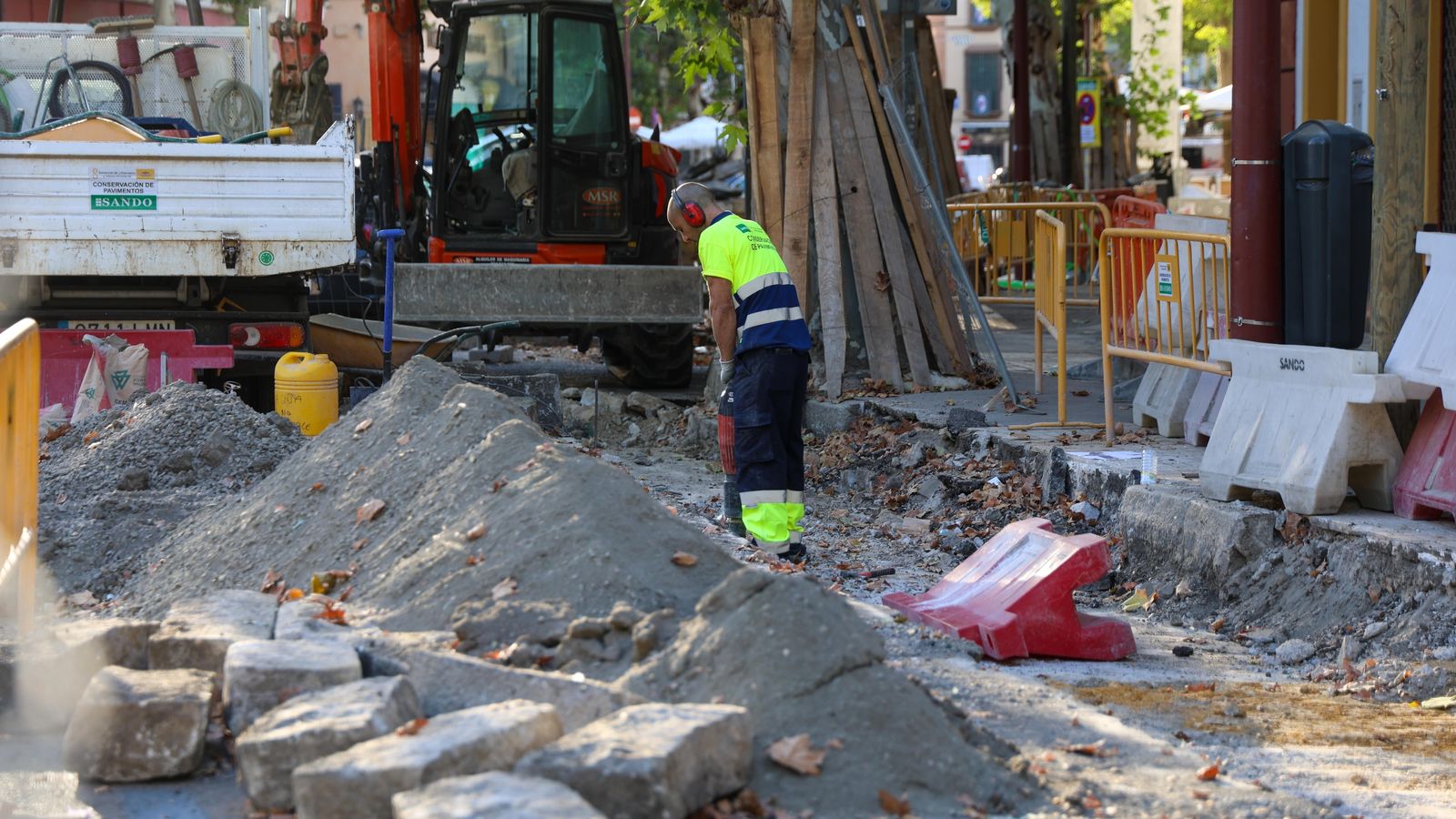 Trabajos de reurbanización en la calle Adriano, en el Arenal.