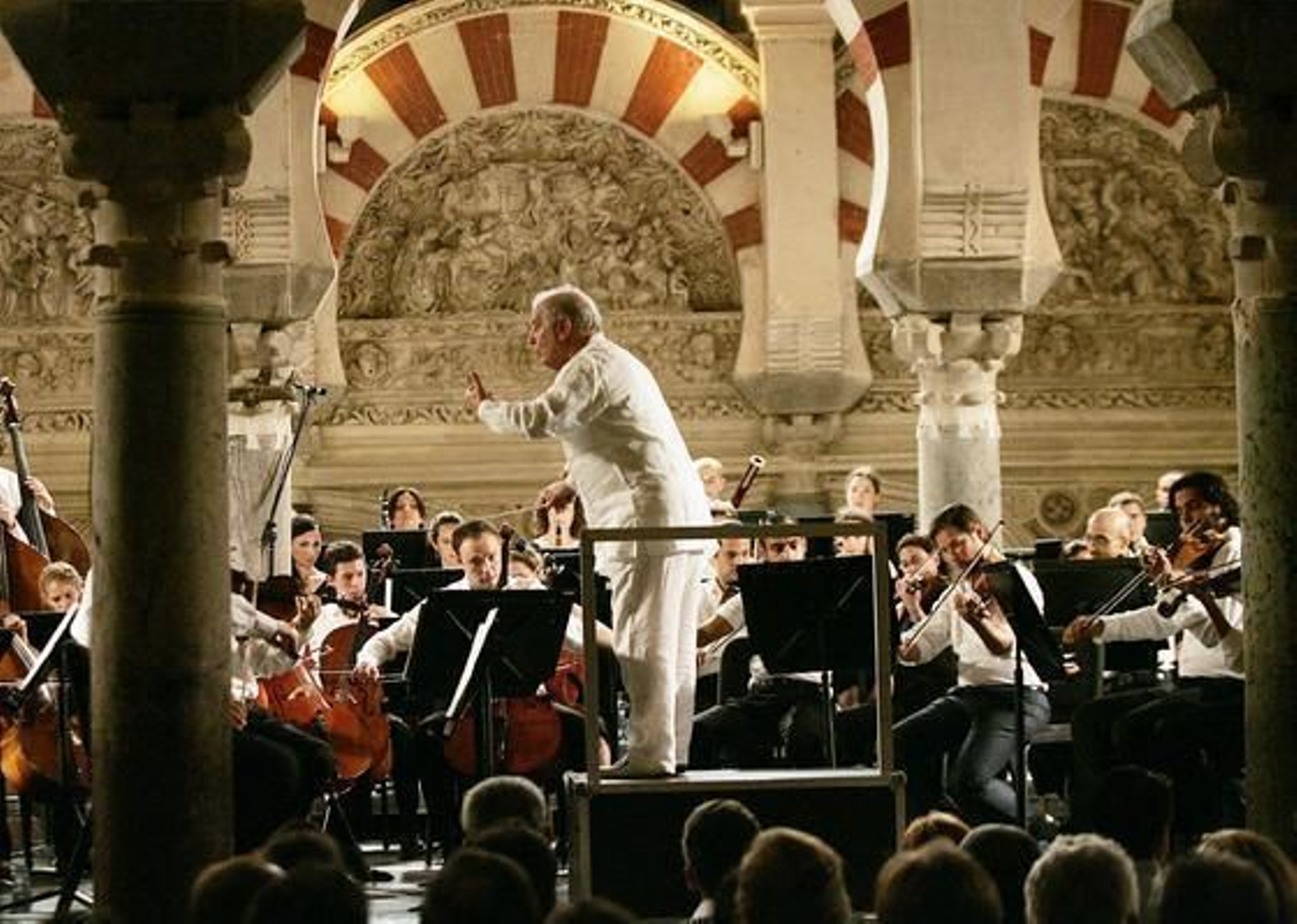 La orquesta West-Eastern Divan dirigida por el argentino Daniel Barenboim ofrece su concierto del verano en la Mezquita-Catedral. / Barrionuevo