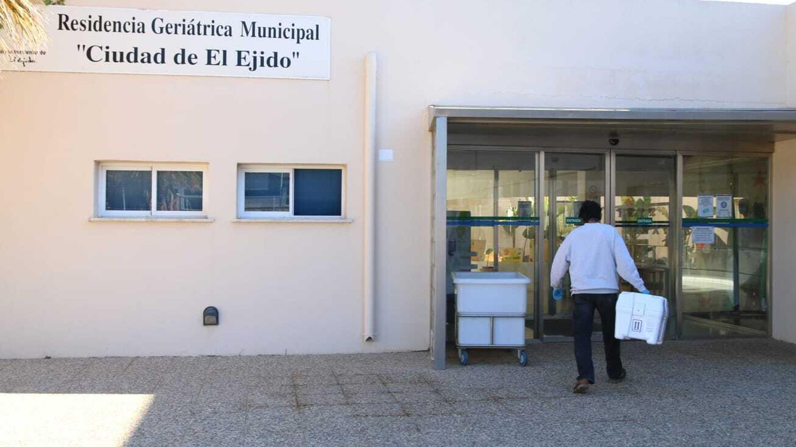 Entrada de la vacuna al geriátrico ejidense.