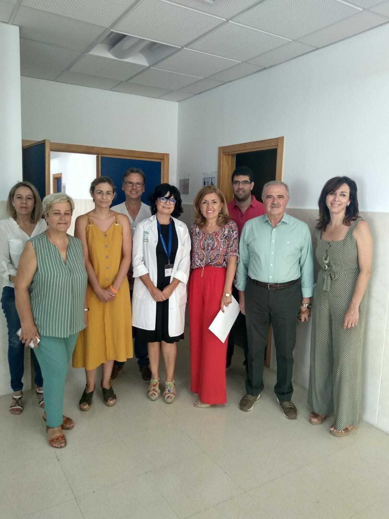 María Jesús Botella, en el centro, durante su visita al centro de salud de Priego de Córdoba.