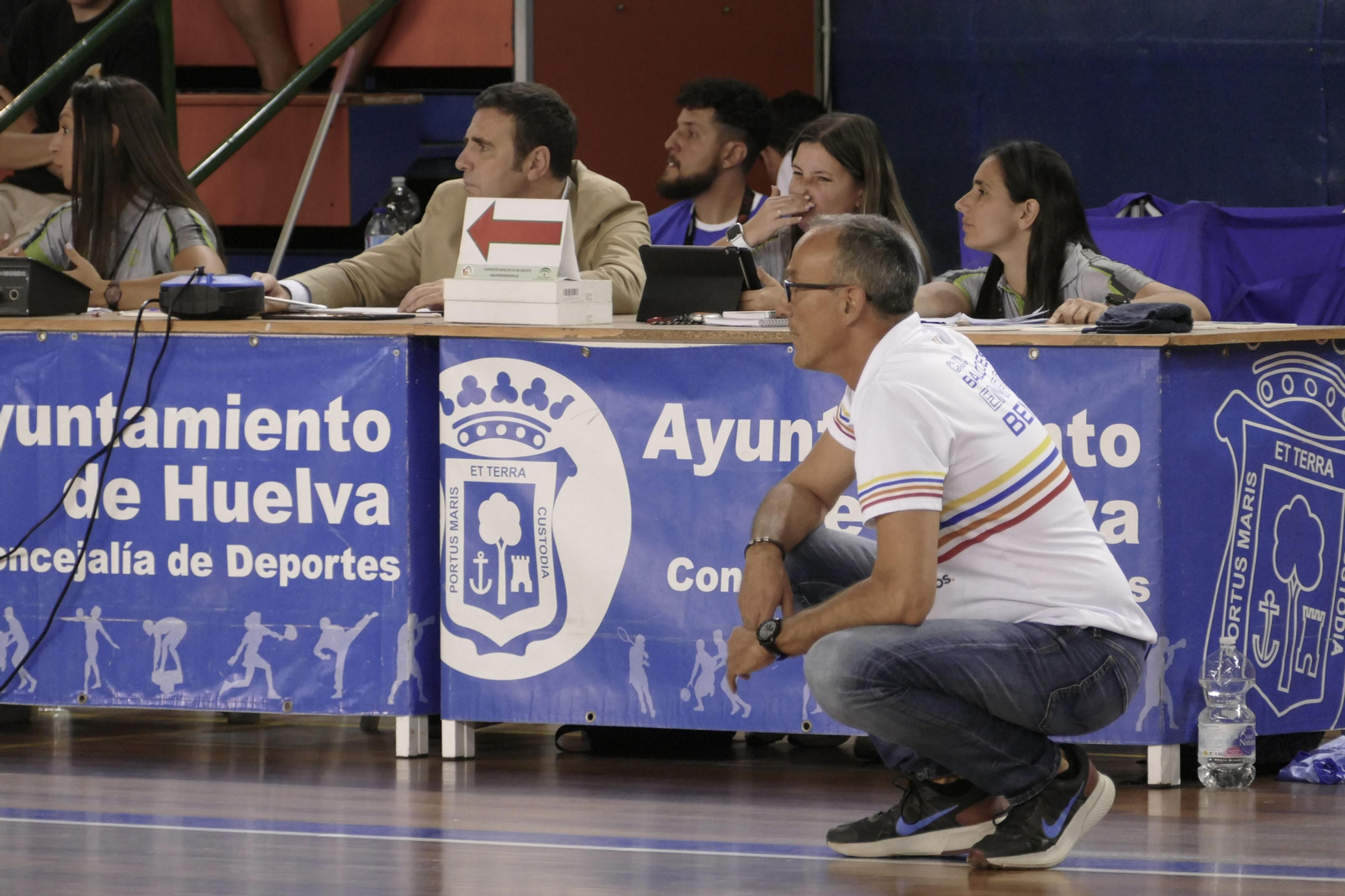 Gabriel Carrasco dirige en un partido al Huelva Comercio.