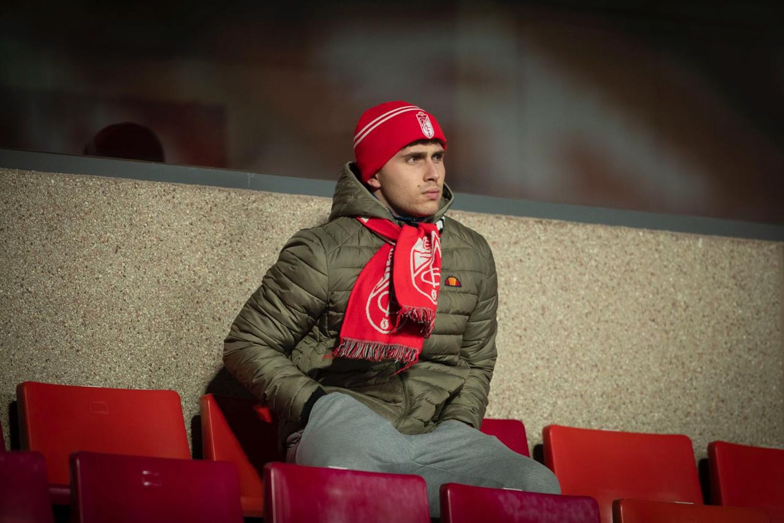 Encuéntrate en la grada en el Granada-Eibar