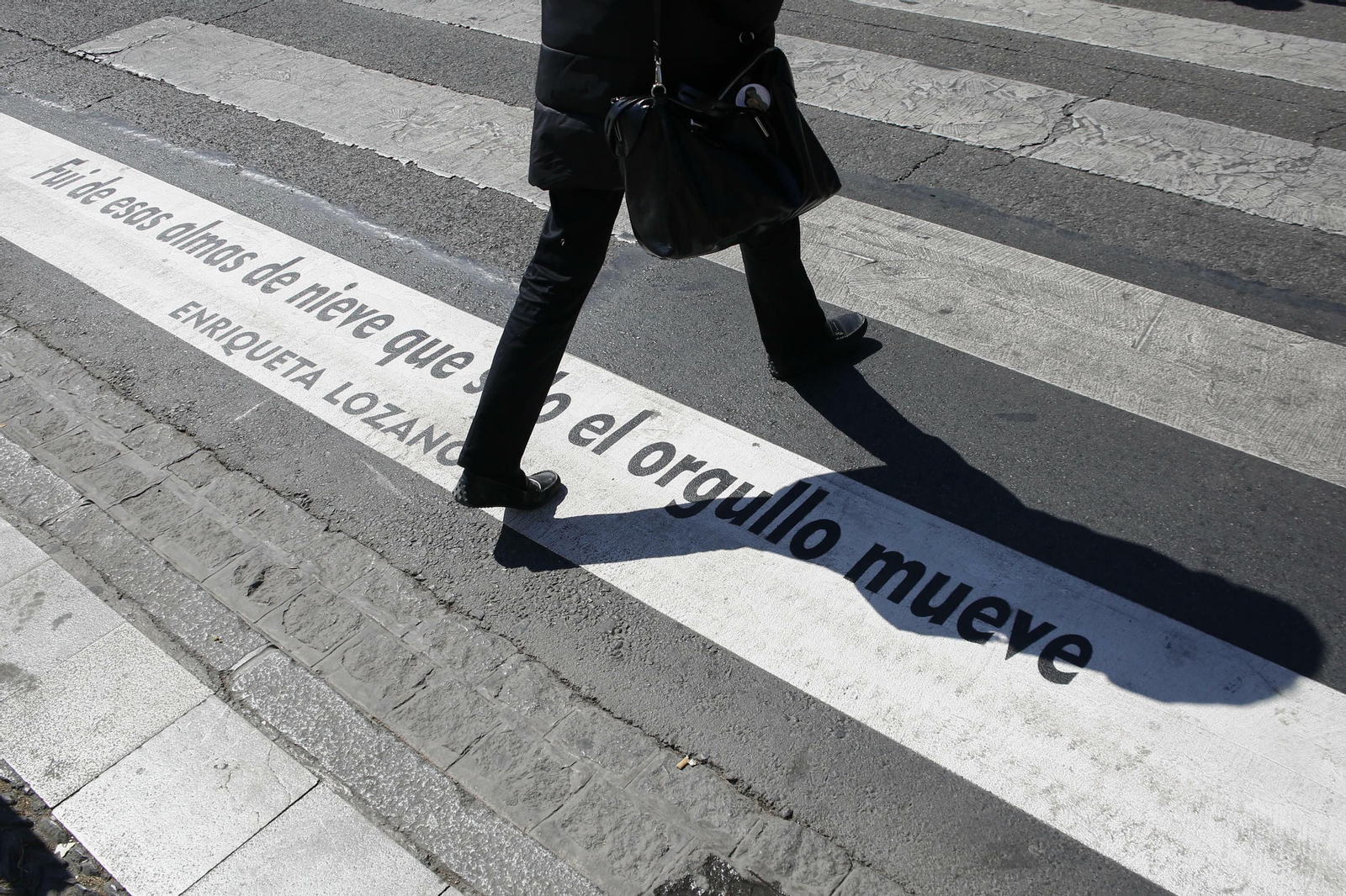 Granada llena de versos sus pasos de cebra en el Día Mundial de la Poesía