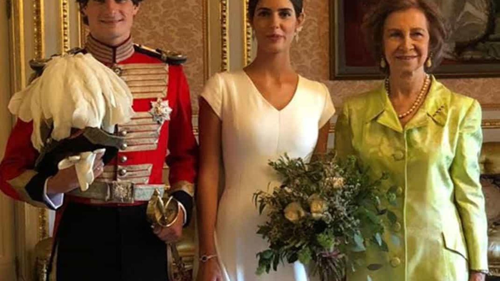 La reina Sofía, junto a la pareja, en su boda.