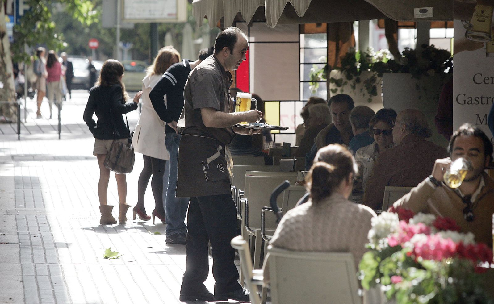 Un camarero atiende a los clientes de un establecimiento en Córdoba.