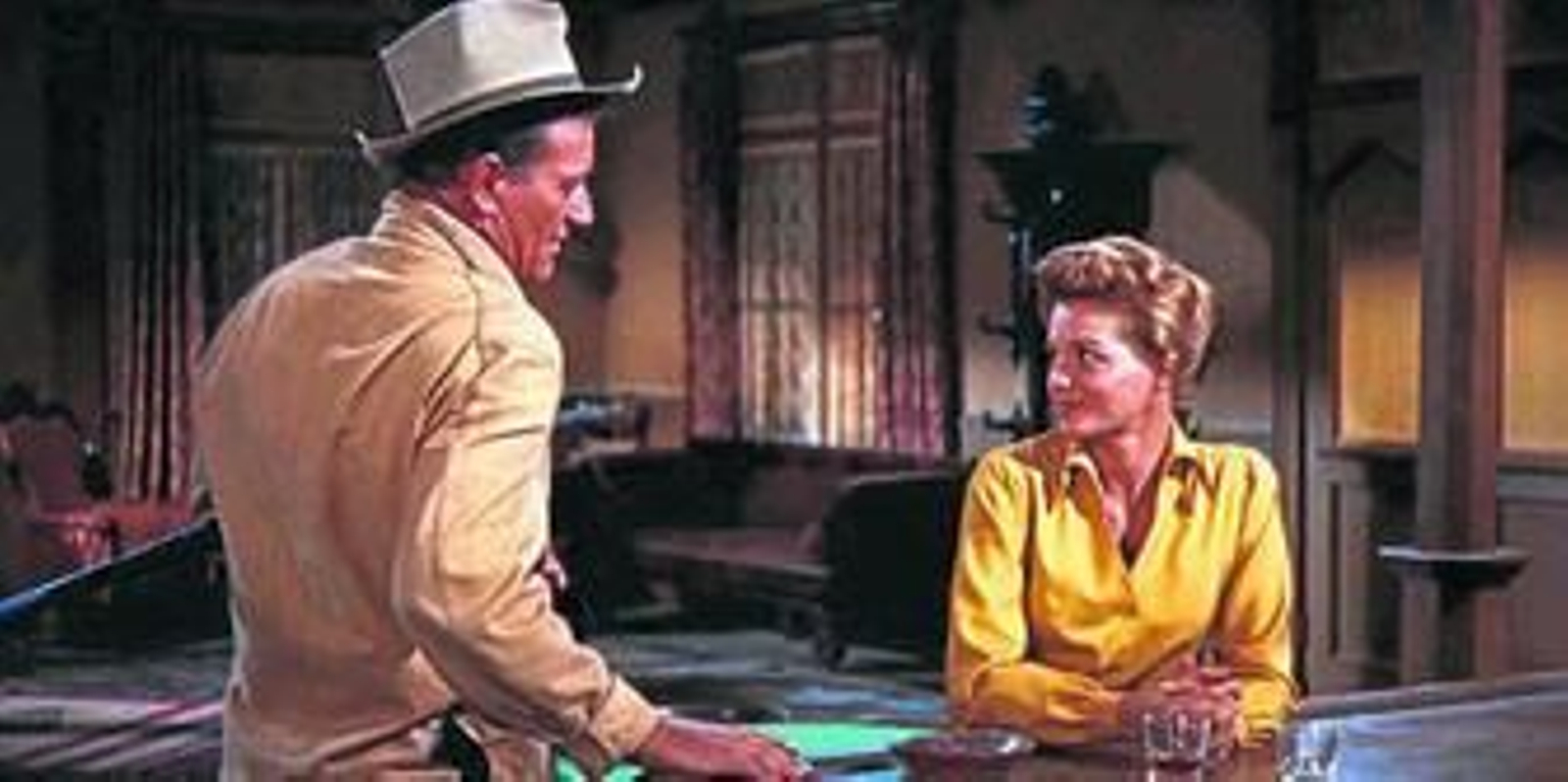 John Wayne y Angie Dickinson, en una imagen de 'Rio Bravo' (1959).