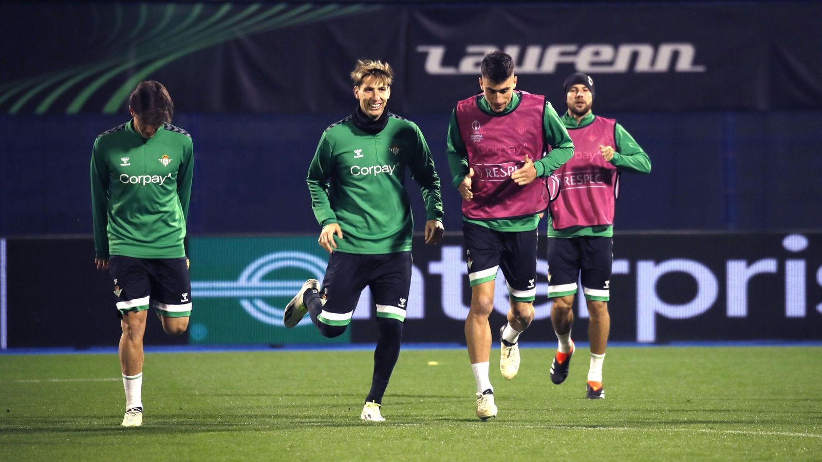 Miranda y Marc Roca se ejercitan en el estadio del Dinamo de Zagreb.
