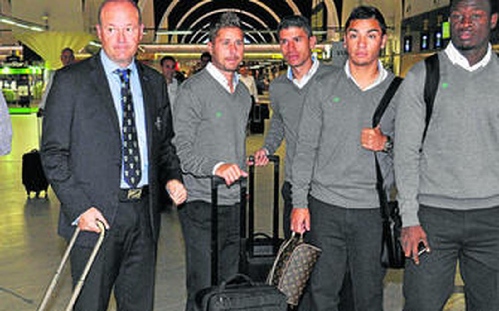 Pepe Mel espera la salida del avión en el aeropuerto de San Pablo junto a Steinhöfer, Salva Sevilla, Lolo Reyes y Nosa Igiebor.