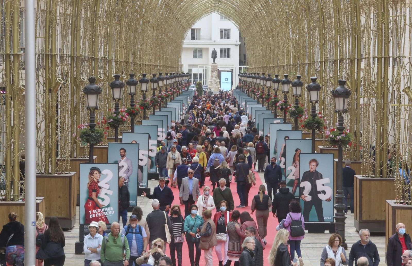 La calle Larios, el escenario donde todo es posible (incluso a la vez).