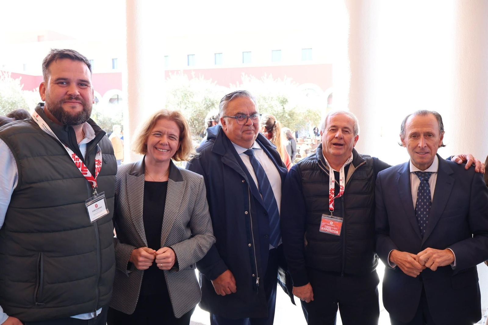 El alcalde y la delegada de Turismo, junto a algunos de los participantes.