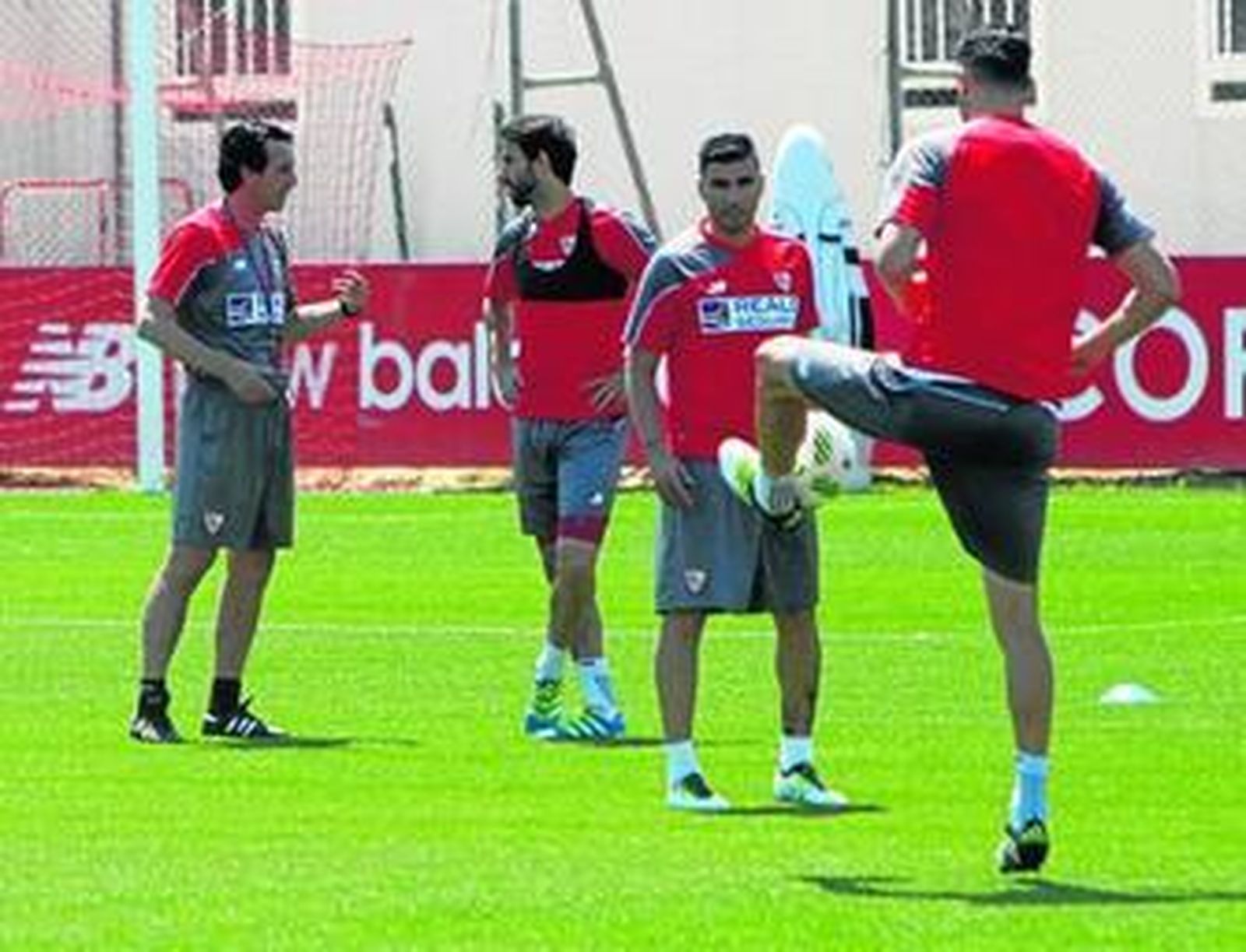Reyes, que se unió al grupo, pelotea con Iborra con Emery y Pareja al fondo.