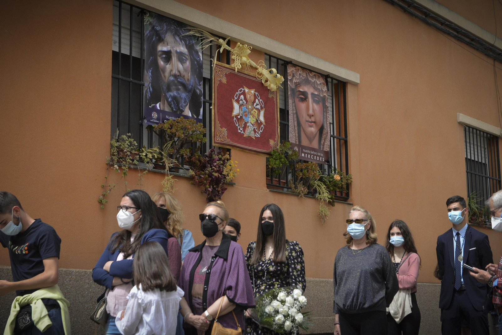 Ventanas del Tiro de Línea engalanadas para la Semana Santa.