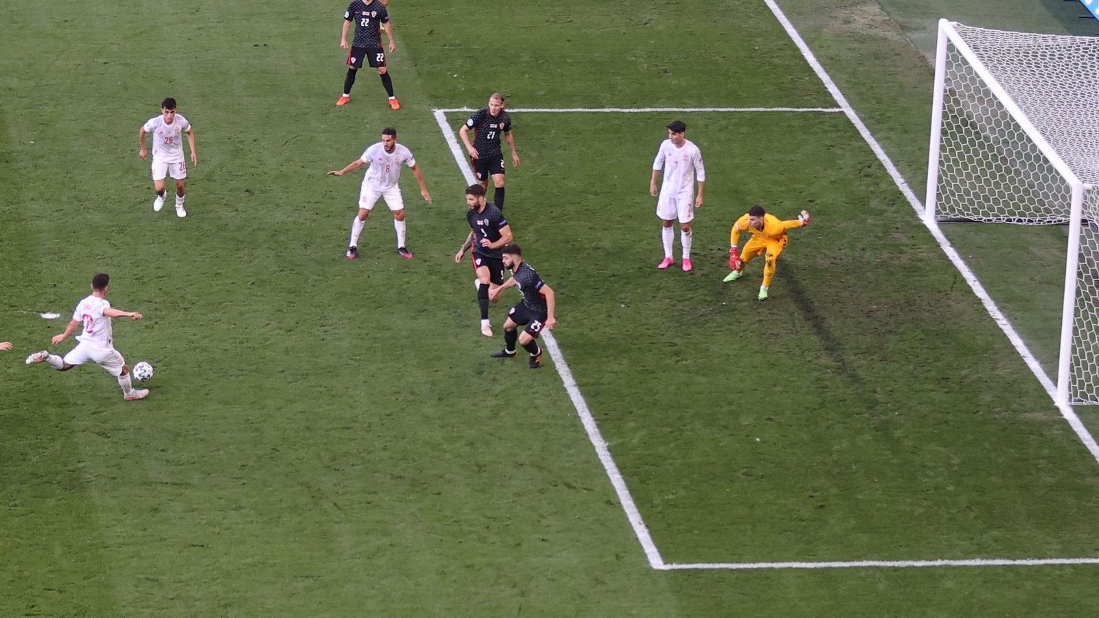 Sarabia marca el gol del empate de España en el primer periodo.