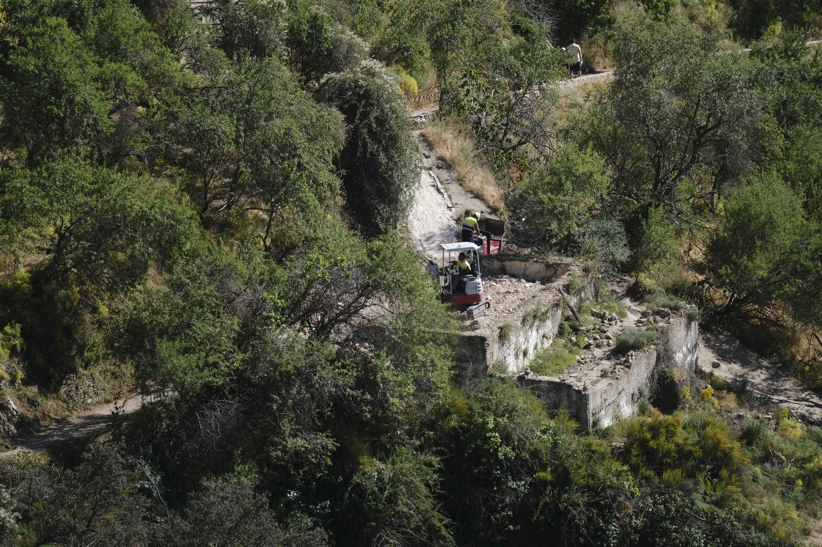 Operarios trabajando al inicio del camino en lo que será en punto de control. Operarios trabajando al inicio del camino en lo que será en punto de control.