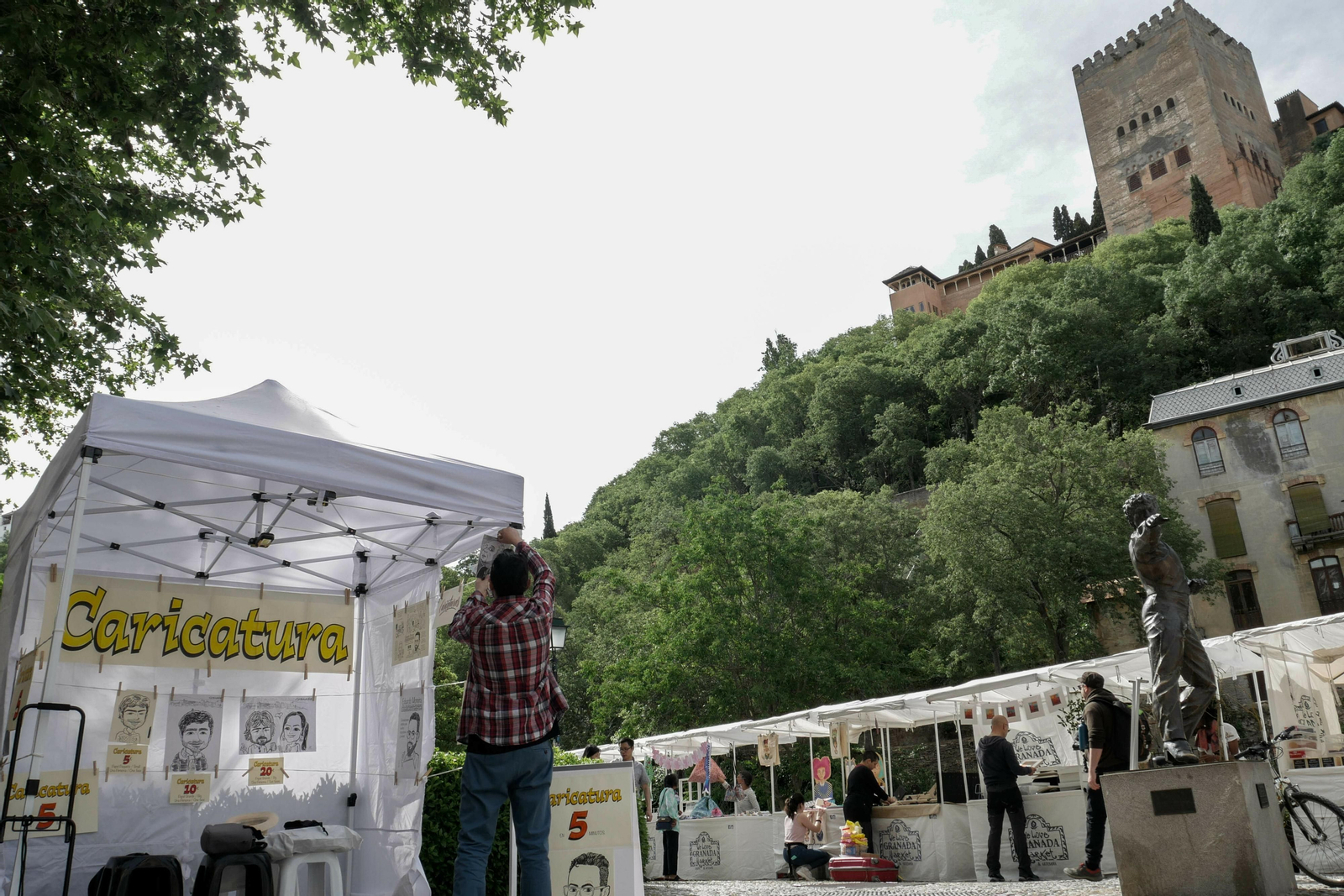 El viernes tocaba mercadillo de artesanía en el Paseo de los Tristes