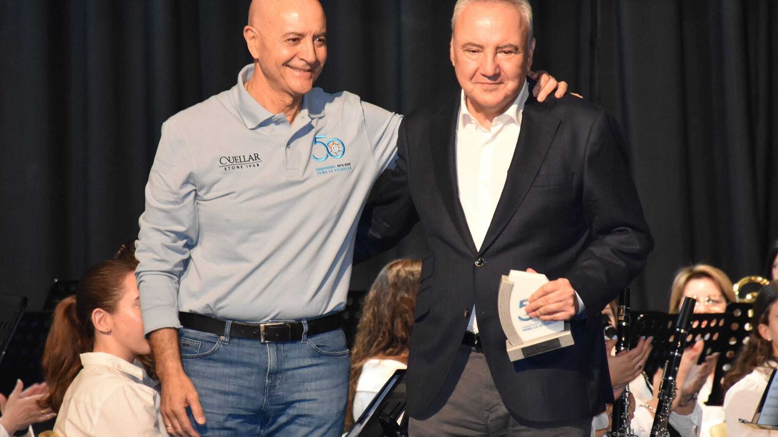 Diego Martínez 'McGregor' entrega la distinción a Francisco Martínez Cosentino.