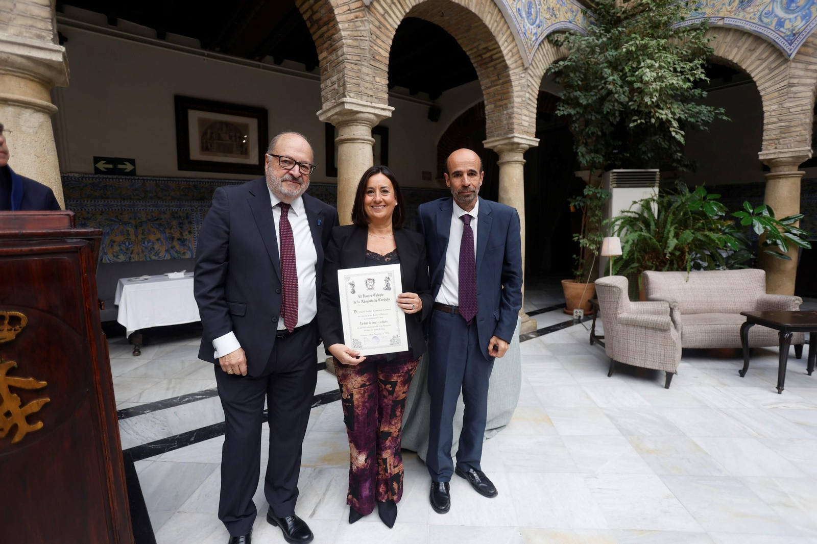 El Colegio de Abogados de Córdoba distingue a los colegiados que cumplen 25 y 50 años de ejercicio, en fotos