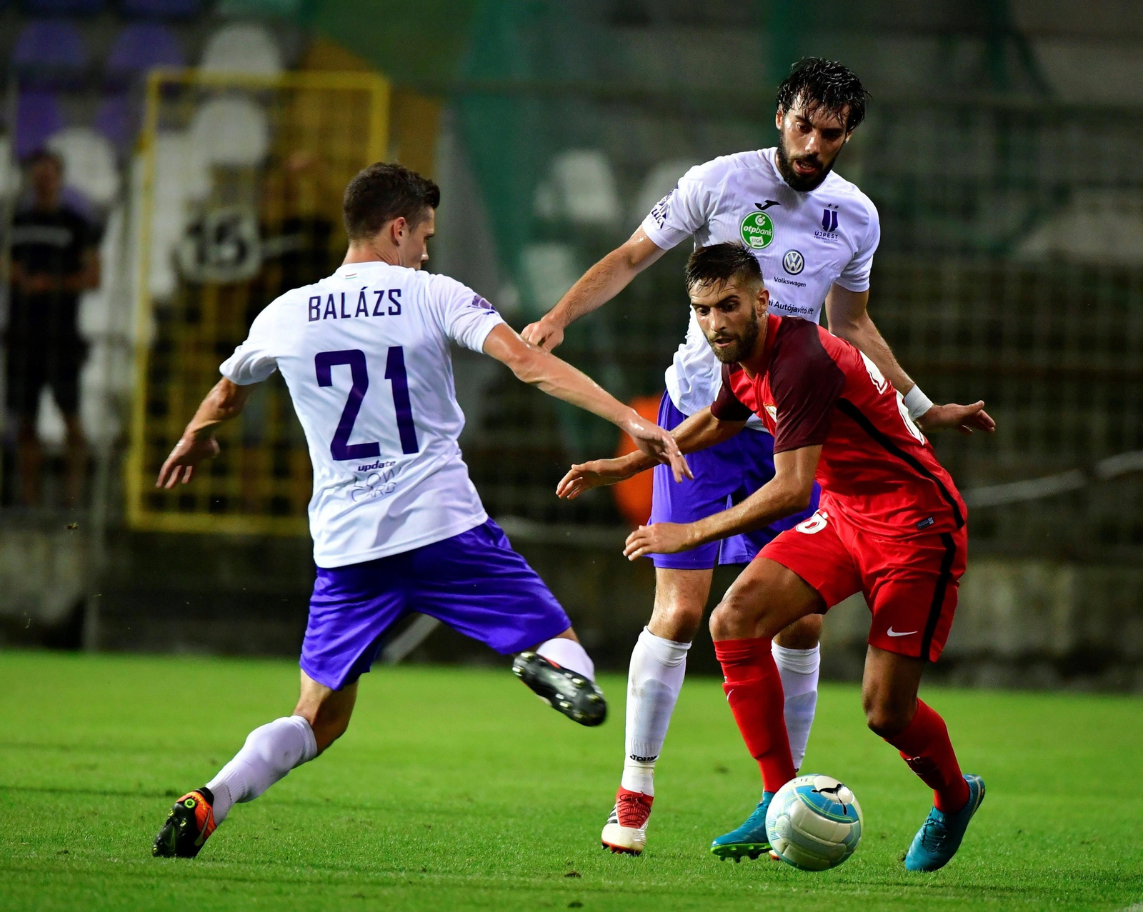 Pejiño sale de un regate.