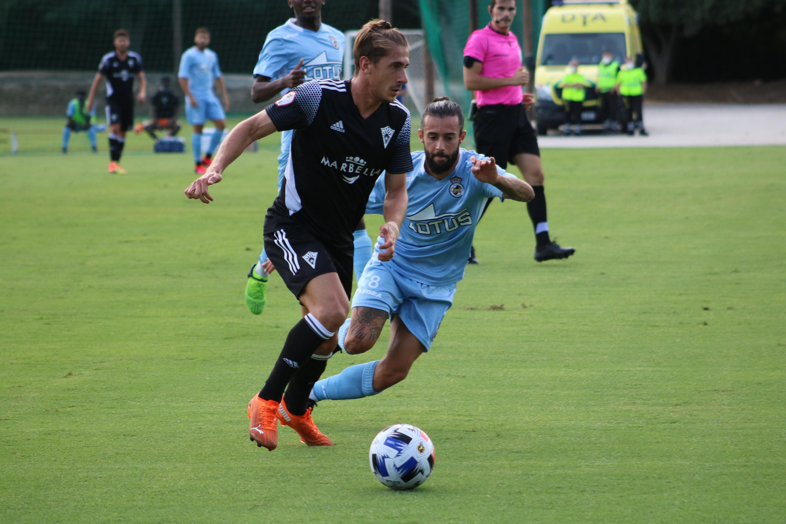 Antoñito persigue a un adversario en el Marbella-Balona de la pasada pretemporada