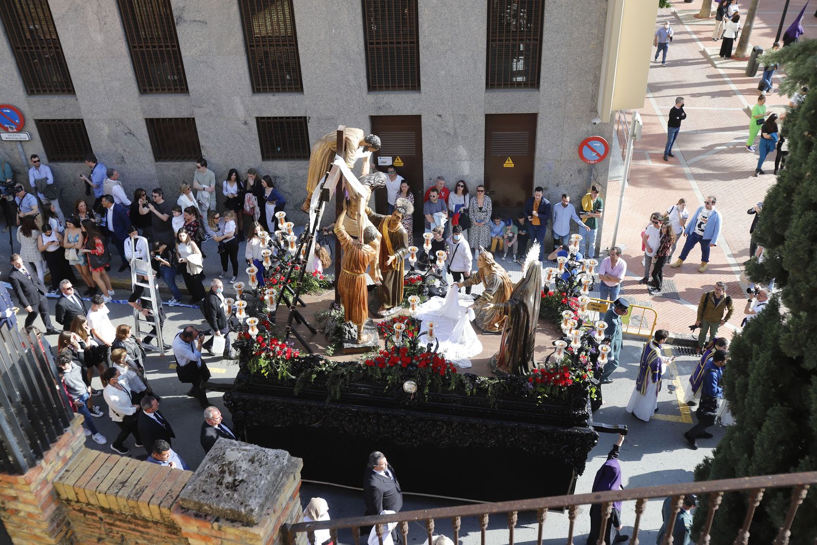 La Hermandad del Descendimiento en su recorrido por las calles de Huelva el Viernes Santo