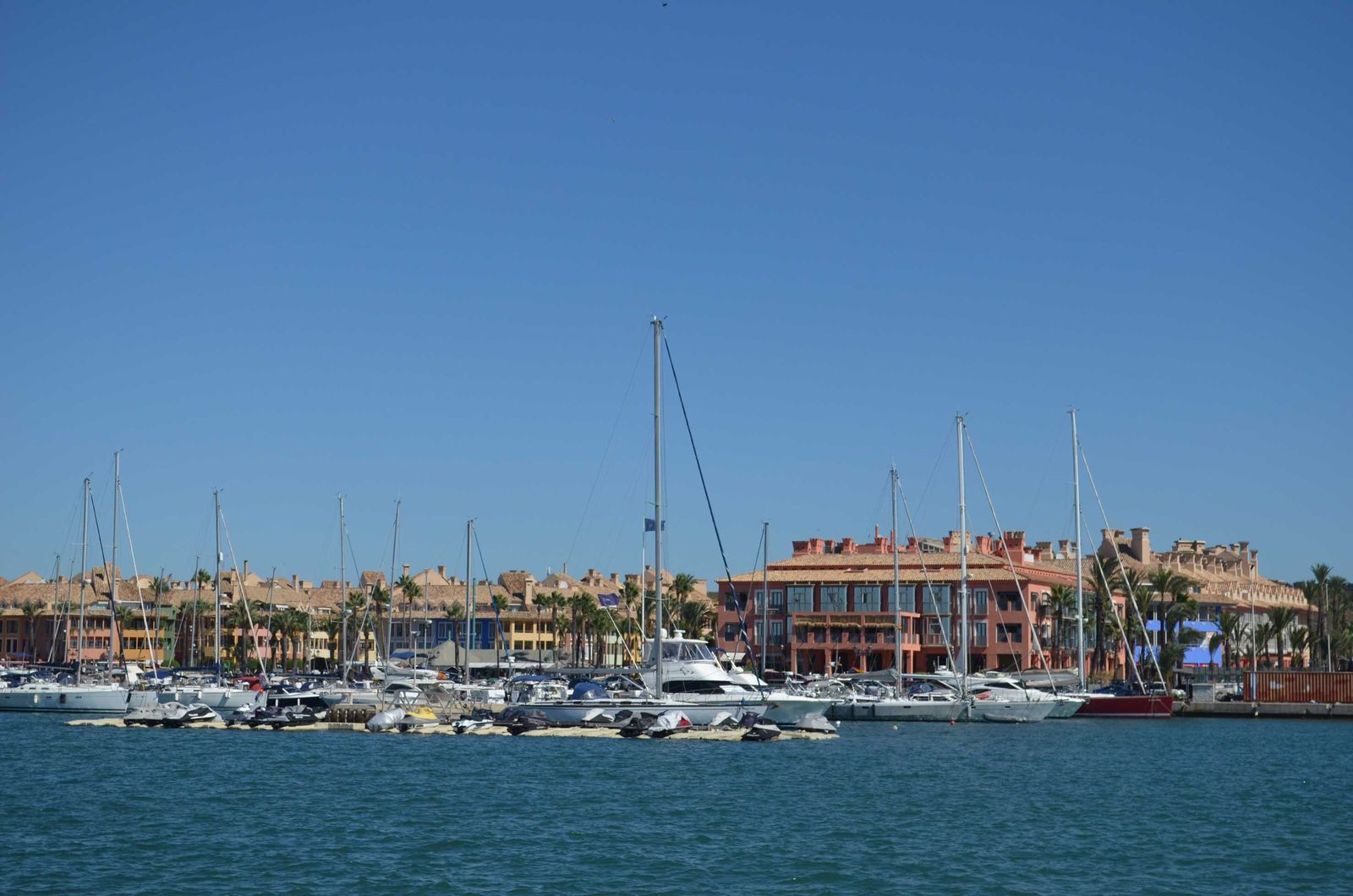 Imagen de un grupo de viviendas de la Marina, junto al puerto de Sotogrande.
