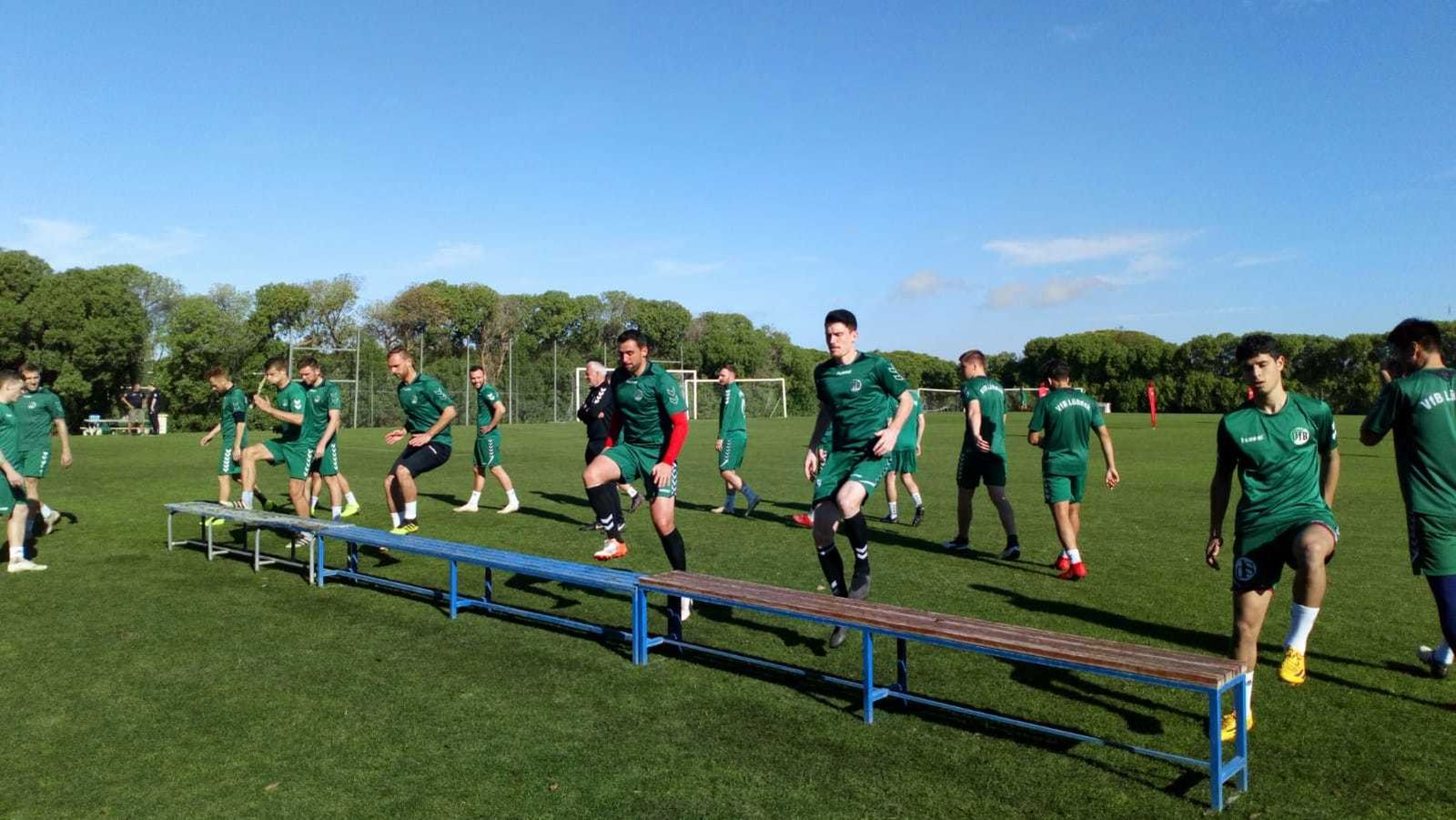 Jugadores de uno de los conjuntos suizos que se encuentran actualmente en el Novo.