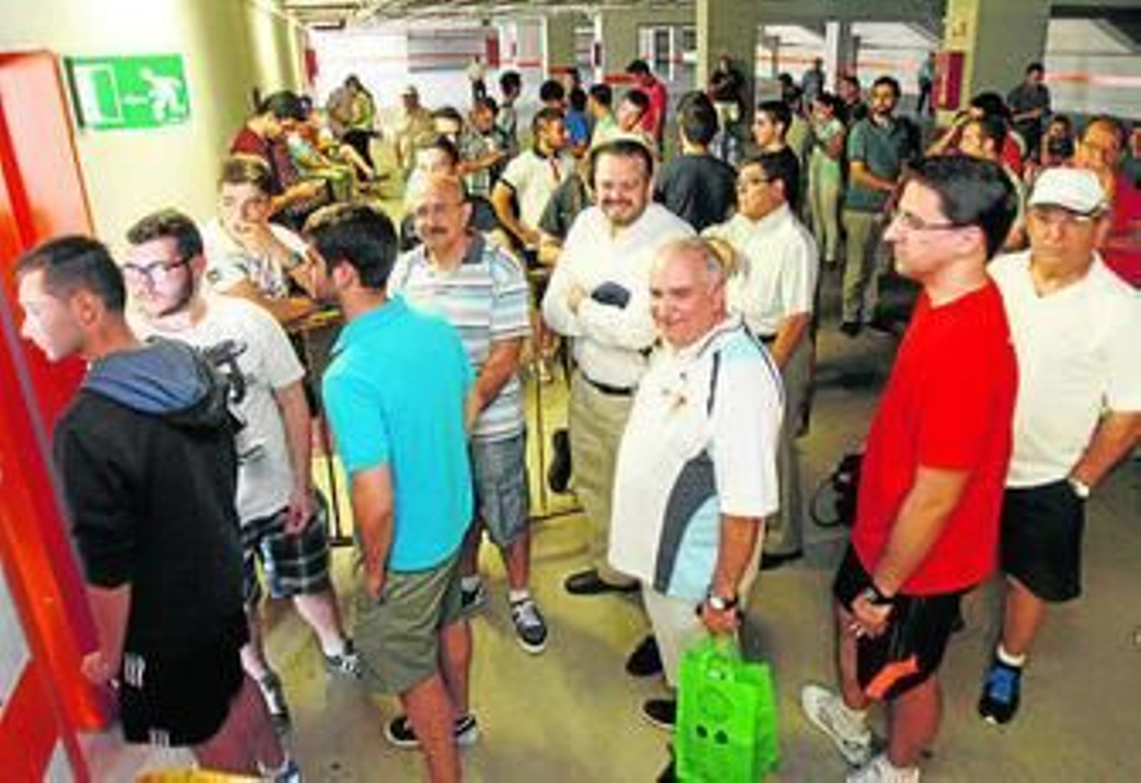 Varios seguidores aguardan su turno para renovar el abono.